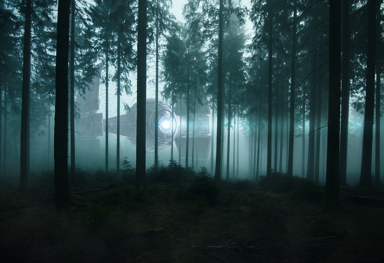 Mörk skog med rymdskepp i bakgrunden.