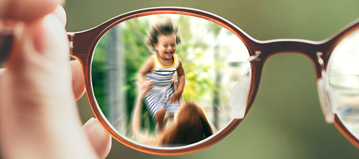 glasögon som har barn i fokus